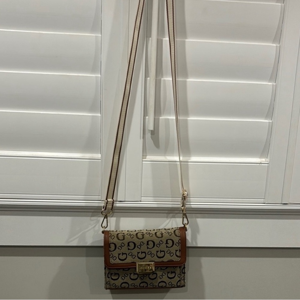 Guess crossbody purse